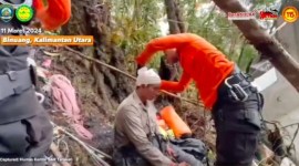 
Pilot pesawat Smart Air, Kapten M Yusuf, ditemukan dalam kondisi selamat. Yusuf tak tahan menahan tangis haru ketika dirinya ditemukan tim SAR di hutan Nunukan. [dok IG @sar_nasional]
