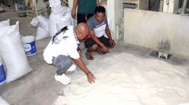 Gudang tempat beras Bulog diputihkan jadi beras premium di Serang, Banten. [CNNIndonesia/Yandhi]