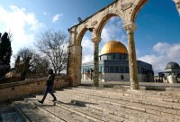 Seorang warga Palestina berjalan di depan Kubah Batu di kompleks Al-Aqsa, yang juga dikenal oleh orang Yahudi sebagai Bukit Bait Suci, di Kota Tua Yerusalem, Senin (19/2/2024). [REUTERS/Ammar Awad]