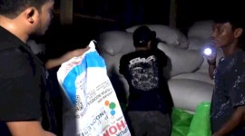 
Jajaran tim Resmob Polda Sulsel, berhasil membongkar kasus penimbunan pupuk bersubsidi di Makassar, Senin (18/3/2024). [Foto: Istimewa]