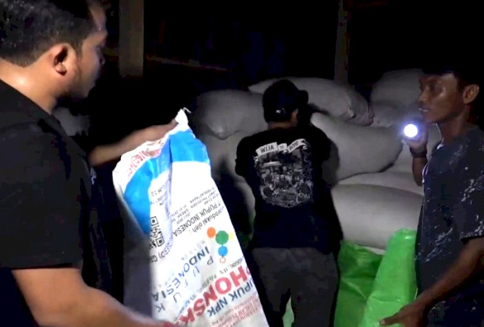 
Jajaran tim Resmob Polda Sulsel, berhasil membongkar kasus penimbunan pupuk bersubsidi di Makassar, Senin (18/3/2024). [Foto: Istimewa]