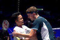 Viktor Axelsen berbincang dengan Anthony Sinisuka Ginting setelah pertandingan perempat final tunggal putra All England Open 2024 di Utilita Arena Birmingham, Inggris, Sabtu (16/3/2024) dini hari WIB. [Sreenshot: youtube.com @BWF TV]
