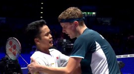 Viktor Axelsen berbincang dengan Anthony Sinisuka Ginting setelah pertandingan perempat final tunggal putra All England Open 2024 di Utilita Arena Birmingham, Inggris, Sabtu (16/3/2024) dini hari WIB. [Sreenshot: youtube.com @BWF TV]
