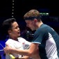 Viktor Axelsen berbincang dengan Anthony Sinisuka Ginting setelah pertandingan perempat final tunggal putra All England Open 2024 di Utilita Arena Birmingham, Inggris, Sabtu (16/3/2024) dini hari WIB. [Sreenshot: youtube.com @BWF TV]

