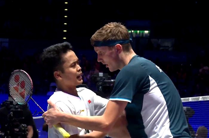 Viktor Axelsen berbincang dengan Anthony Sinisuka Ginting setelah pertandingan perempat final tunggal putra All England Open 2024 di Utilita Arena Birmingham, Inggris, Sabtu (16/3/2024) dini hari WIB. [Sreenshot: youtube.com @BWF TV]
