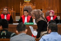 Terdakwa kasus dugaaan tindak pidana pemilihan umum (pemilu) terkait penambahan data Daftar Pemilih Tetap (DPT) di Kuala Lumpur, Malaysia Tita Octavia Cahya Rahayu (kedua kanan) berjalan saat menjalani sidang pembacaan dakwaan di Pengadilan Negeri Jakarta Pusat, Jakarta, Rabu (13/3/2024). [ANTARA Foyo/Rivan Awal L]