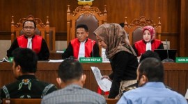 Terdakwa kasus dugaaan tindak pidana pemilihan umum (pemilu) terkait penambahan data Daftar Pemilih Tetap (DPT) di Kuala Lumpur, Malaysia Tita Octavia Cahya Rahayu (kedua kanan) berjalan saat menjalani sidang pembacaan dakwaan di Pengadilan Negeri Jakarta Pusat, Jakarta, Rabu (13/3/2024). [ANTARA Foyo/Rivan Awal L]