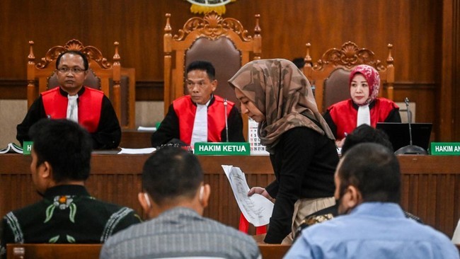 Terdakwa kasus dugaaan tindak pidana pemilihan umum (pemilu) terkait penambahan data Daftar Pemilih Tetap (DPT) di Kuala Lumpur, Malaysia Tita Octavia Cahya Rahayu (kedua kanan) berjalan saat menjalani sidang pembacaan dakwaan di Pengadilan Negeri Jakarta Pusat, Jakarta, Rabu (13/3/2024). [ANTARA Foyo/Rivan Awal L]