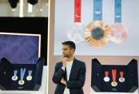 Presiden Panitia Pelaksana Olimpiade Paris 2024 Tony Estanguet berpose bersama medali Olimpiade dan Palimpiade Paris 2024. (SuarIndonesia/ ANTARA/AFP/Dimitar Dilkoff/am