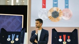 Presiden Panitia Pelaksana Olimpiade Paris 2024 Tony Estanguet berpose bersama medali Olimpiade dan Palimpiade Paris 2024. (SuarIndonesia/ ANTARA/AFP/Dimitar Dilkoff/am