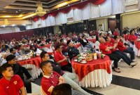 jajaran Polda Kalsel bersama pejabat instansi terkait nonton bareng laga Garuda melawan Uzbekistan  Senin (29/4/2024) malam di Aula Mapolda. (SuarIndonesia/ZA)