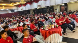 jajaran Polda Kalsel bersama pejabat instansi terkait nonton bareng laga Garuda melawan Uzbekistan  Senin (29/4/2024) malam di Aula Mapolda. (SuarIndonesia/ZA)
