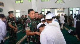 Mayjen TNI Tri Budi Utomo melaksanakan silaturahmi di Panti Asuhan Wiyata Kartika Putra Kelurahan Loktabat Utara Kecamatan Banjarbaru., Rabu (3/4/2024) (suarIndonesia/Repro)