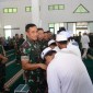 Mayjen TNI Tri Budi Utomo melaksanakan silaturahmi di Panti Asuhan Wiyata Kartika Putra Kelurahan Loktabat Utara Kecamatan Banjarbaru., Rabu (3/4/2024) (suarIndonesia/Repro)