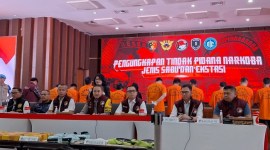 Bareskrim Polri membeberkan peran yang dilakukan dua pegawai maskapai Lion Air saat menyelundupkan narkoba di Bandara Kualanamu, Sumatera Utara. Selain 2 Pegawai Lion Air, Bareskrim Juga Amankan Eks Petugas Avsec Bandara Kualanamu Terkait Kasus Peredaran Narkoba. [Disway.id/Anisha Aprilia]