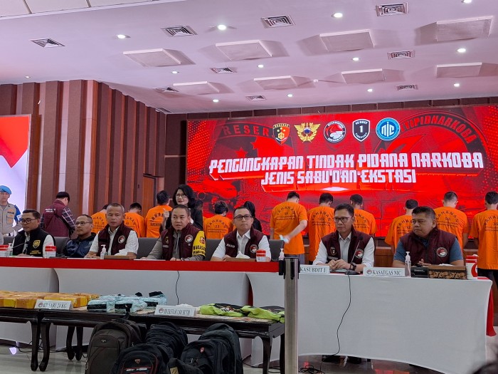 Bareskrim Polri membeberkan peran yang dilakukan dua pegawai maskapai Lion Air saat menyelundupkan narkoba di Bandara Kualanamu, Sumatera Utara. Selain 2 Pegawai Lion Air, Bareskrim Juga Amankan Eks Petugas Avsec Bandara Kualanamu Terkait Kasus Peredaran Narkoba. [Disway.id/Anisha Aprilia]