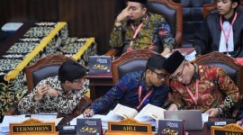 KPU serahkan bukti tambahan ke MK terkait PHPU Pilpres 2024. Ketua KPU Hasyim Asy'ari (kanan) berbincang dengan Komisioner KPU Idham Holik (tengah) dan August Melasz (kiri) saat sidang lanjutan sengketa hasil Pilpres 2024 di Mahkamah Konstitusi, Jakarta, Rabu (3/4/2024). [ANTARA FOTO/M Risyal Hidayat]