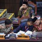 KPU serahkan bukti tambahan ke MK terkait PHPU Pilpres 2024. Ketua KPU Hasyim Asy'ari (kanan) berbincang dengan Komisioner KPU Idham Holik (tengah) dan August Melasz (kiri) saat sidang lanjutan sengketa hasil Pilpres 2024 di Mahkamah Konstitusi, Jakarta, Rabu (3/4/2024). [ANTARA FOTO/M Risyal Hidayat]