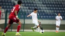 Gelandang Timnas Indonesia U-23, Witan Sulaeman mencoba melepaskan sepakan dalam pertandingan uji coba menghadapi Uni Emirat Arab U-23 yang berlangsung di The Sevens Stadium, Dubai, Uni Emirat Arab, Selasa (09/04/2024). (SuarIndonesia/ANTARA/HO-PSSI)