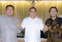 H. Muhidin (paling kiri dan Hasnuriyadi (pamh kanan)  bersama H. Isam