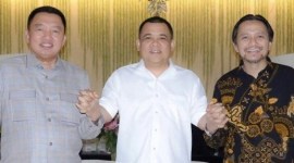 H. Muhidin (paling kiri dan Hasnuriyadi (pamh kanan)  bersama H. Isam