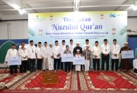 Direktur Utama Bank Kalsel Fachruddin yang didampingi Dewan Komisaris Bank Kalsel, Direksi Bank Kalsel, Dewan Pengawas Syariah Bank Kalsel, Komite Dewan Komisaris Bank Kalsel saat menyerahkan bantuan pada Panti Asuhan dan tampak foto bersama. Foto-Humasbankkalsel