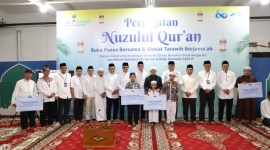 Direktur Utama Bank Kalsel Fachruddin yang didampingi Dewan Komisaris Bank Kalsel, Direksi Bank Kalsel, Dewan Pengawas Syariah Bank Kalsel, Komite Dewan Komisaris Bank Kalsel saat menyerahkan bantuan pada Panti Asuhan dan tampak foto bersama. Foto-Humasbankkalsel