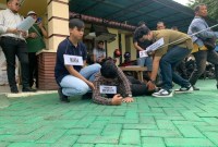 Rekonstruksi dilaksanakan di Jalan Tembus Mantuil tepatnya Halaman Mapolsekta Banjarmasin Selatan, Senin (1/4/2024).. (SuarIndonesia/DO)