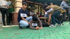 Rekonstruksi dilaksanakan di Jalan Tembus Mantuil tepatnya Halaman Mapolsekta Banjarmasin Selatan, Senin (1/4/2024).. (SuarIndonesia/DO)