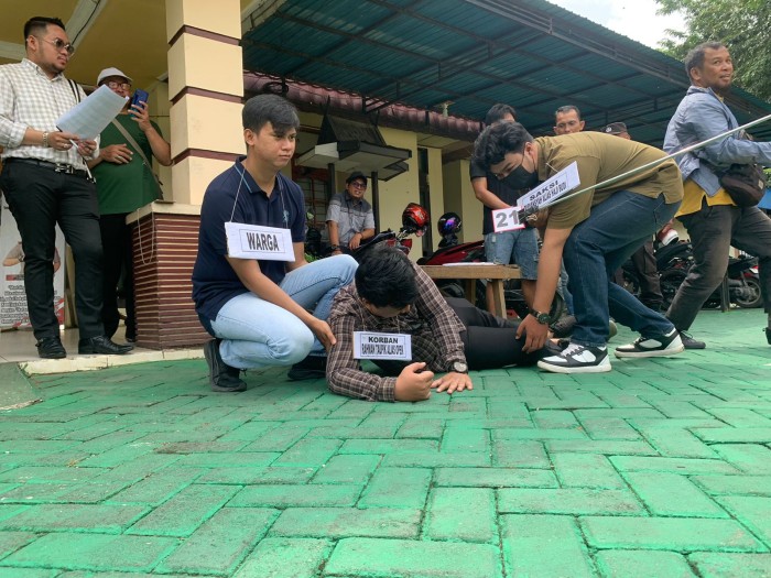 Rekonstruksi dilaksanakan di Jalan Tembus Mantuil tepatnya Halaman Mapolsekta Banjarmasin Selatan, Senin (1/4/2024).. (SuarIndonesia/DO)