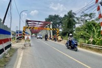 Hingga saat ini portal yang dipasang di Jembatan Paringin Kabupaten Balangan Provinsi Kalimantan Selatan (Kalsel) masih terpasang. (SuarIndonesia/RJ)