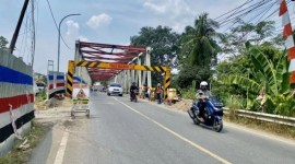 Hingga saat ini portal yang dipasang di Jembatan Paringin Kabupaten Balangan Provinsi Kalimantan Selatan (Kalsel) masih terpasang. (SuarIndonesia/RJ)