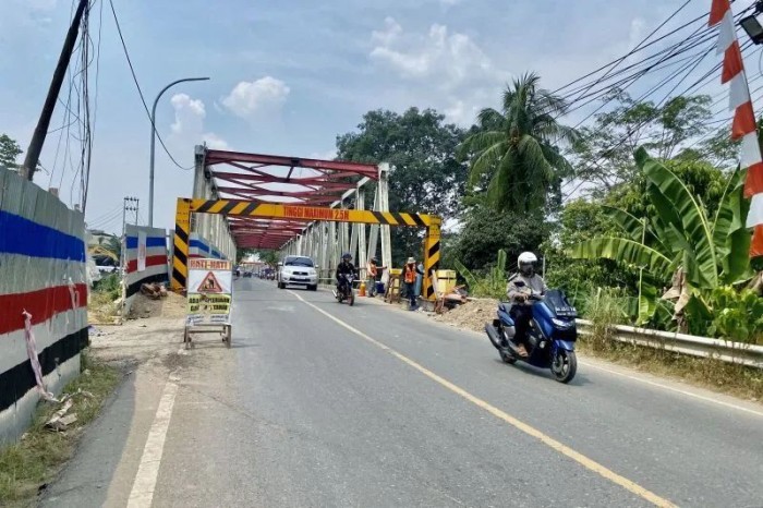 Hingga saat ini portal yang dipasang di Jembatan Paringin Kabupaten Balangan Provinsi Kalimantan Selatan (Kalsel) masih terpasang. (SuarIndonesia/RJ)