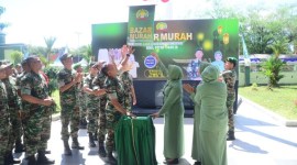 Bazar ditandai dengan membunyikan suara sirine dan pelepasan balon terbang oleh Danrem 101/Antasari,,Brigjen TNI Ari Aryanto, pemberian bantuan 100 paket sembako kepada masyarakat yang membutuhkan, *SuarIndonesia/Ist)