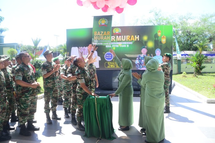 Bazar ditandai dengan membunyikan suara sirine dan pelepasan balon terbang oleh Danrem 101/Antasari,,Brigjen TNI Ari Aryanto, pemberian bantuan 100 paket sembako kepada masyarakat yang membutuhkan, *SuarIndonesia/Ist)