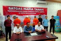 Jajaran Satuan Reskrim Reskrim Polresta Banjarmasin  mengungkap sekaligus meringkus tiga pelaku yang diduga terlibat mafia tanah (SuarIndonesia/YI)