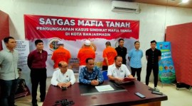 Jajaran Satuan Reskrim Reskrim Polresta Banjarmasin  mengungkap sekaligus meringkus tiga pelaku yang diduga terlibat mafia tanah (SuarIndonesia/YI)