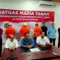 Jajaran Satuan Reskrim Reskrim Polresta Banjarmasin  mengungkap sekaligus meringkus tiga pelaku yang diduga terlibat mafia tanah (SuarIndonesia/YI)