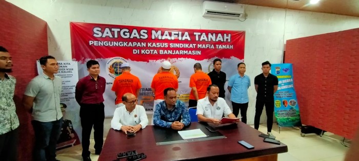 Jajaran Satuan Reskrim Reskrim Polresta Banjarmasin  mengungkap sekaligus meringkus tiga pelaku yang diduga terlibat mafia tanah (SuarIndonesia/YI)