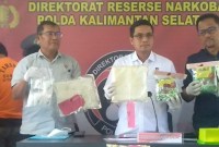 Direktur Reserse Narkoba Polda Kalsel Kombes Pol Kelana Jaya (tengah) didampingi Kasubdit II Ditresnarkoba Polda Kalsel AKBP Zaenal ArifienI dan Kasubdit I AKBP Deddi Daniel Siregar menunjukkan barang bukti sabu-sabu, Selasa (2/4/2024) (SuarIndonesia/ZI). 