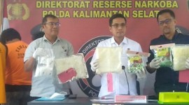 Direktur Reserse Narkoba Polda Kalsel Kombes Pol Kelana Jaya (tengah) didampingi Kasubdit II Ditresnarkoba Polda Kalsel AKBP Zaenal ArifienI dan Kasubdit I AKBP Deddi Daniel Siregar menunjukkan barang bukti sabu-sabu, Selasa (2/4/2024) (SuarIndonesia/ZI). 