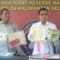 Direktur Reserse Narkoba Polda Kalsel Kombes Pol Kelana Jaya (tengah) didampingi Kasubdit II Ditresnarkoba Polda Kalsel AKBP Zaenal ArifienI dan Kasubdit I AKBP Deddi Daniel Siregar menunjukkan barang bukti sabu-sabu, Selasa (2/4/2024) (SuarIndonesia/ZI). 