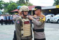 Kapolresta, Kombes Pol Sabana Atmojo.
pemasang pita kepada perwakilan personel, Rabu (3/4/2024). SuarIndonesia/ist)