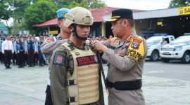 Kapolresta, Kombes Pol Sabana Atmojo.
pemasang pita kepada perwakilan personel, Rabu (3/4/2024). SuarIndonesia/ist)