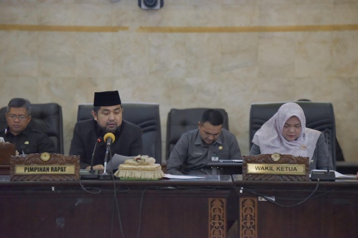 Wakil Ketua DPRD Kalsel, Hj. Mariana membacakan gambaran umum pokir DPRD dengan menyampaikan usulan atau masukan, hal ini diharapkan menjadi skala prioritas bagi Pemerintah Daera, Ka,mis (4/4/2024) (SuarIndonesia/HM)
