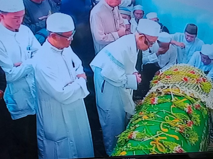 ulama kharismatik Tuan guru H. Syarifuddin Juhri bin Tuan guru H. Abdurrahman Ismail. tutup usia Minggu (7/4/2024) sekitar pukul 10.40 WITA, . (SuarIndonesia/HM)