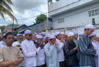 Jenazah almarhum Tuan guru H. Syarifuddin Juhri bin Tuan guru H. Abdurrahman Ismail atau abah guru Banjar Indah di sholatkan fardhu kifayah secara bergantin. Mimggu (7/4/2024). (SuarIndonesia/HM)