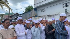Jenazah almarhum Tuan guru H. Syarifuddin Juhri bin Tuan guru H. Abdurrahman Ismail atau abah guru Banjar Indah di sholatkan fardhu kifayah secara bergantin. Mimggu (7/4/2024). (SuarIndonesia/HM)
