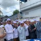 Jenazah almarhum Tuan guru H. Syarifuddin Juhri bin Tuan guru H. Abdurrahman Ismail atau abah guru Banjar Indah di sholatkan fardhu kifayah secara bergantin. Mimggu (7/4/2024). (SuarIndonesia/HM)