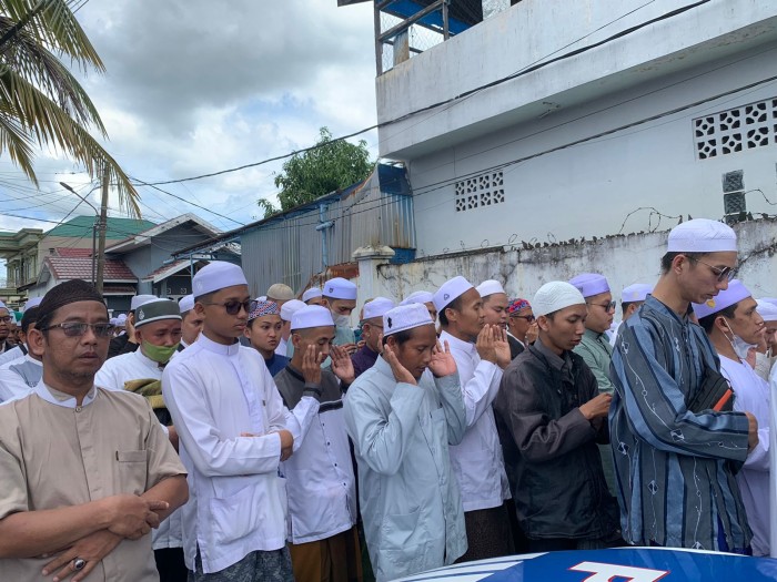 Jenazah almarhum Tuan guru H. Syarifuddin Juhri bin Tuan guru H. Abdurrahman Ismail atau abah guru Banjar Indah di sholatkan fardhu kifayah secara bergantin. Mimggu (7/4/2024). (SuarIndonesia/HM)